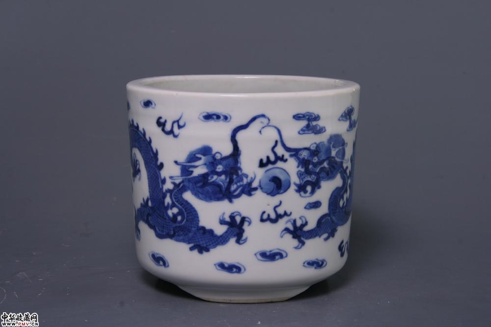 清光绪景德镇窑青花双龙戏珠纹筒式三足炉