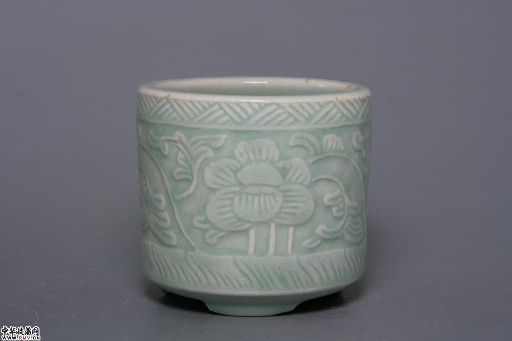 清嘉庆景德镇窑冬青釉刻花缠枝牡丹纹三足筒式炉