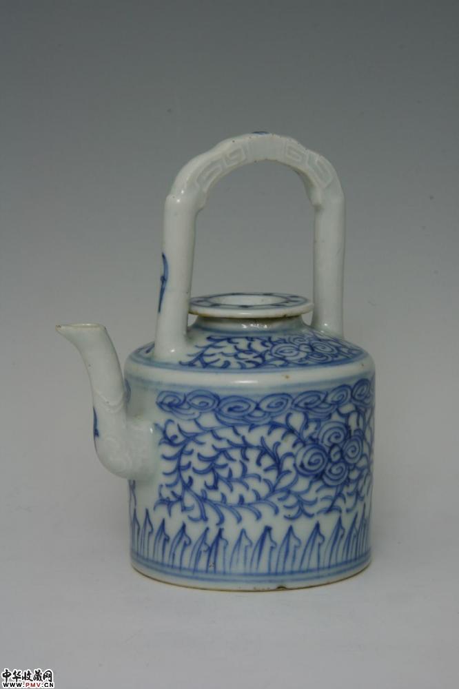 清道光景德镇窑青花勾描花卉纹提梁壶