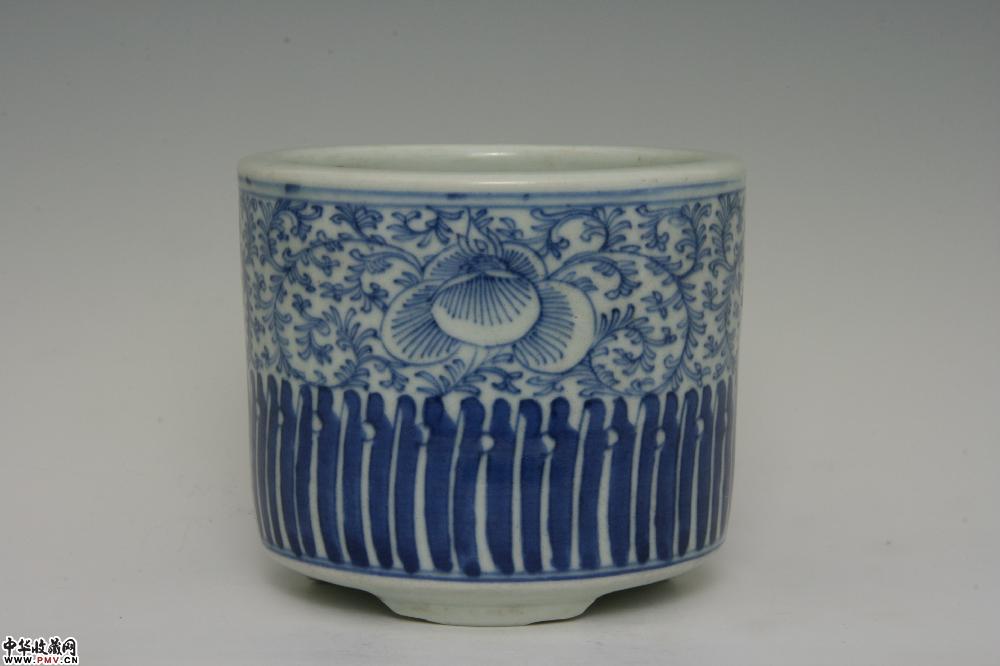 清嘉庆景德镇窑青花牡丹纹筒式三足炉