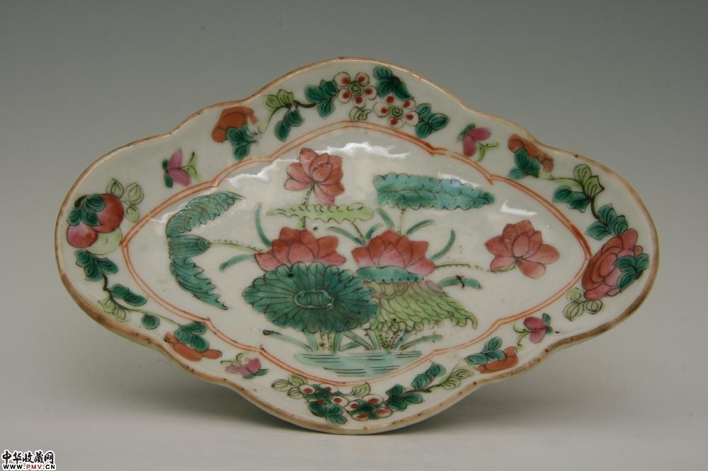 清同治景德镇窑粉彩荷花纹海棠盘