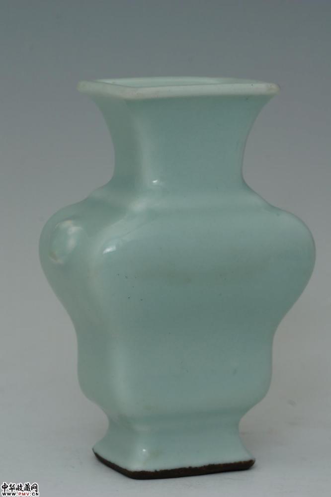 清乾隆景德镇窑冬青釉梅花系方瓶