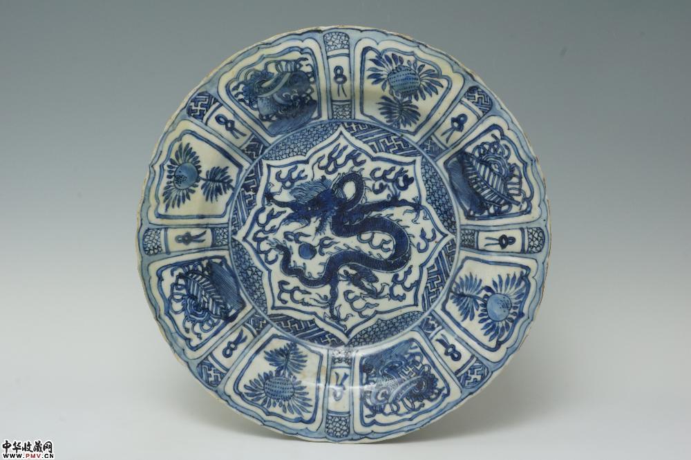 明万历景德镇窑青花云龙纹菱口大盘