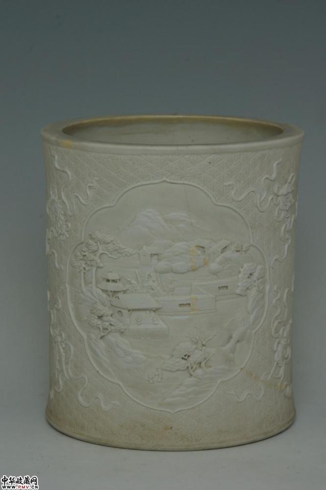 清道光景德镇官窑素胎开光山水纹笔筒