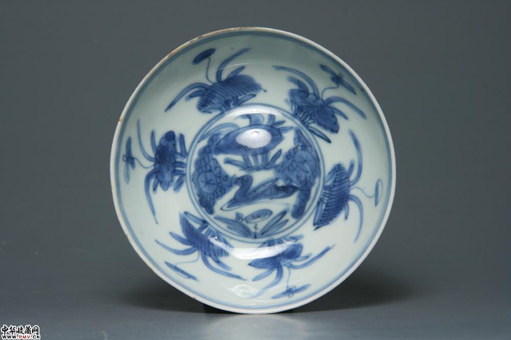 明万历景德镇窑青花鸭穿莲纹洗