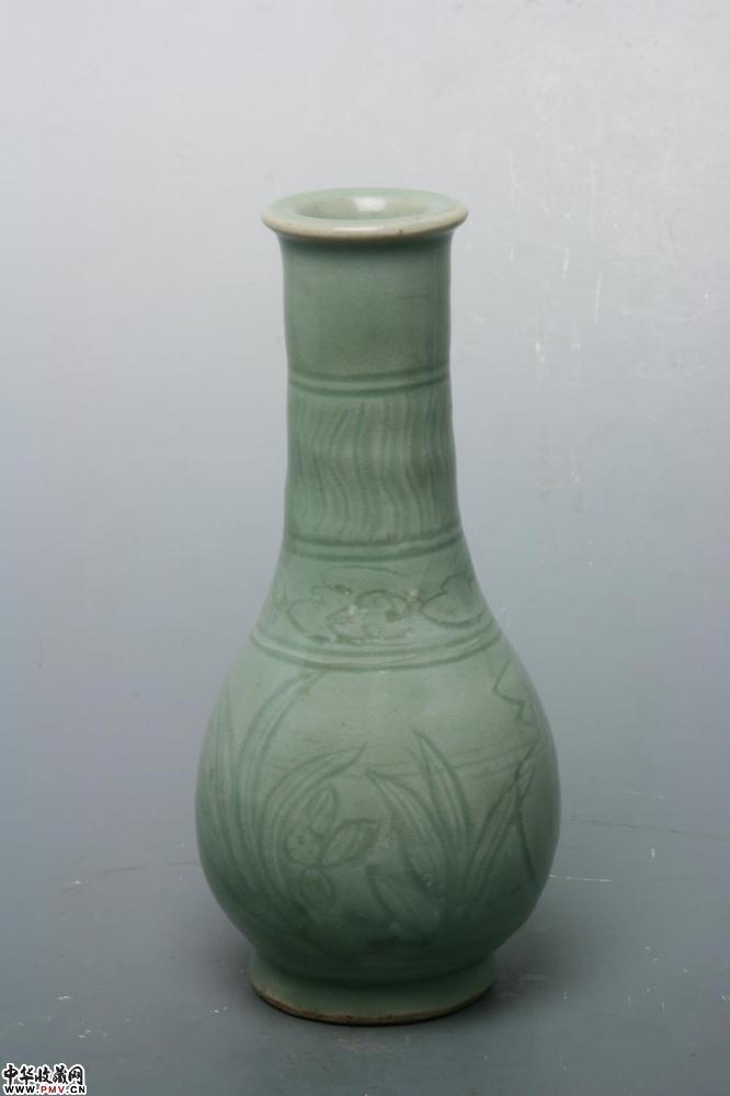 明中期龙泉窑青釉刻花卉纹胆瓶