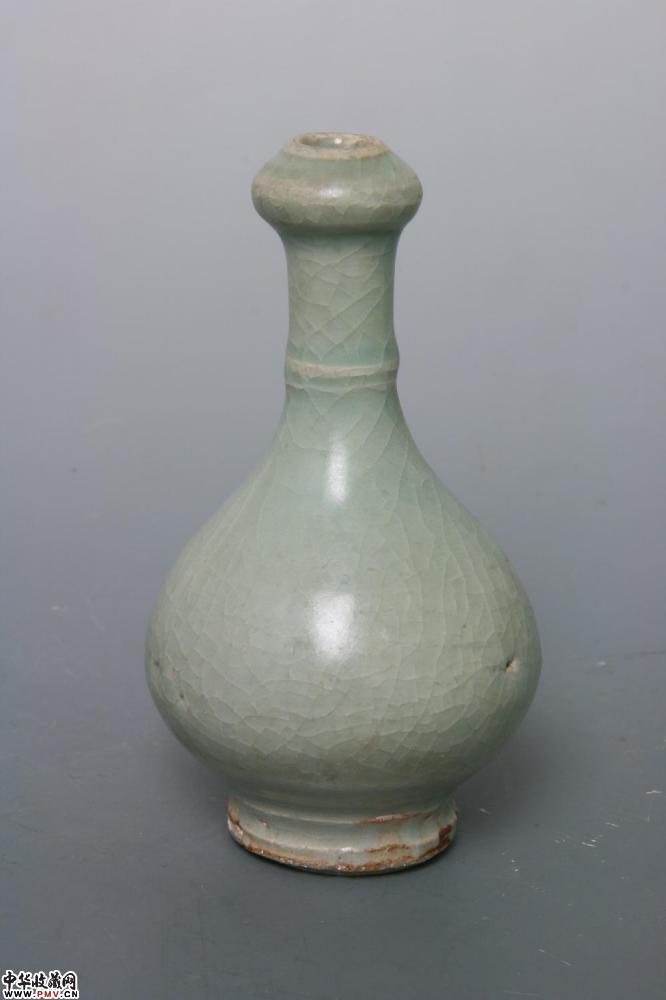 明龙泉窑系青釉蒜头瓶