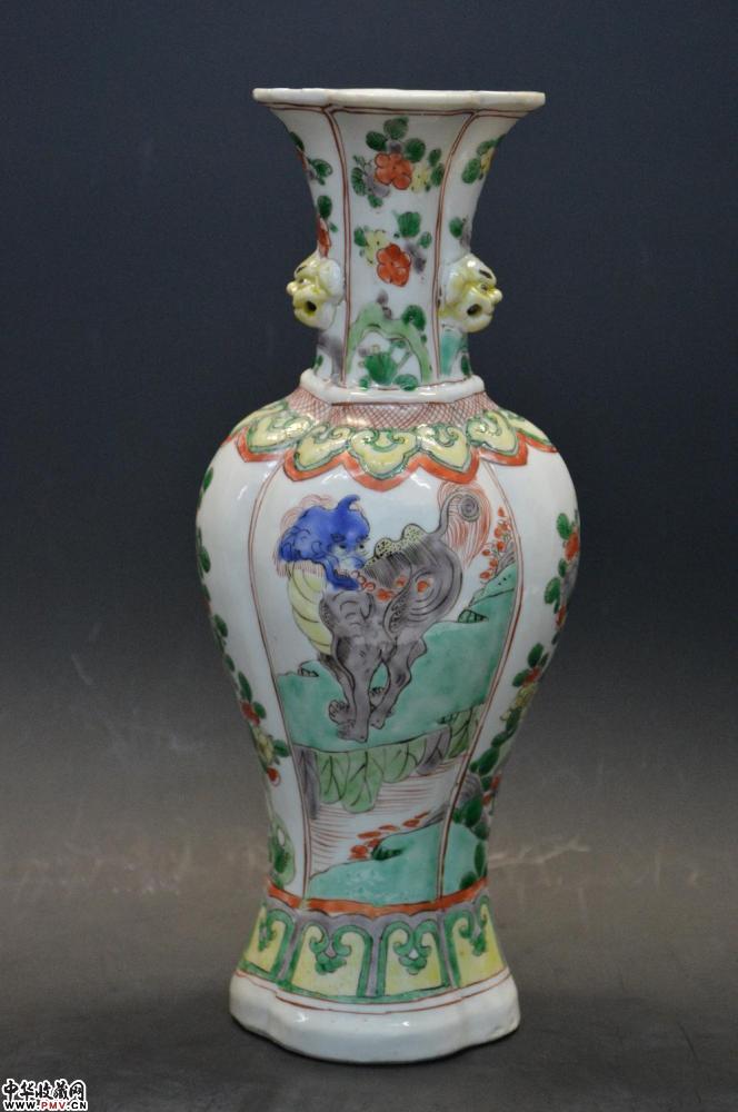 清康熙五彩瑞兽花卉纹瓶