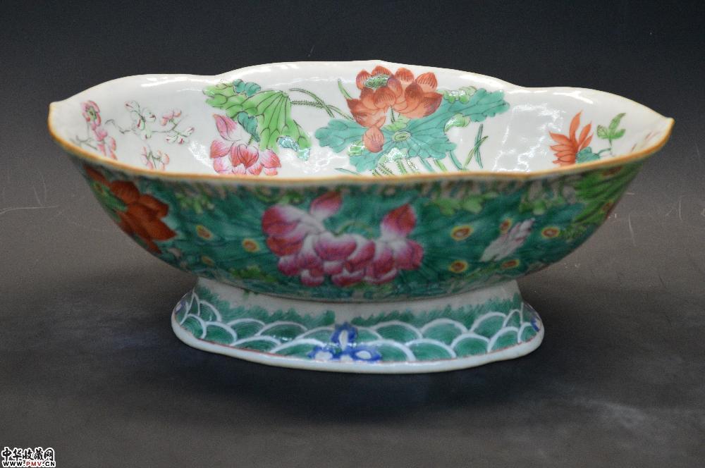 清嘉庆粉彩荷花图海棠盆