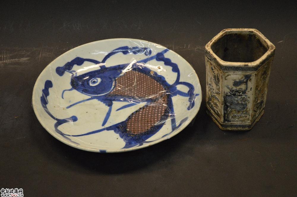 清青花釉里红鱼盘及六方笔筒