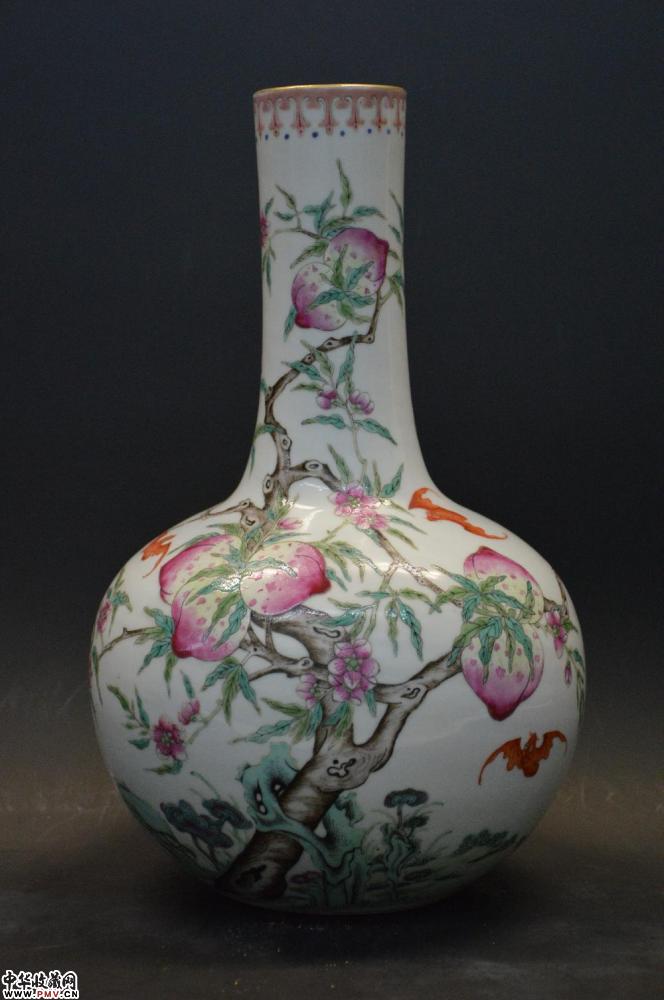 民国粉彩九桃天球瓶