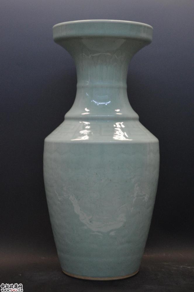 清乾隆青釉云蝠暗花洗口瓶