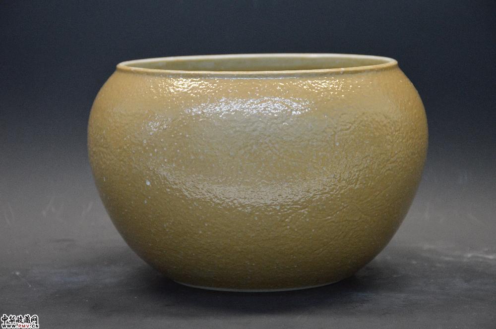 乾隆款米黄釉暗刻牡丹花