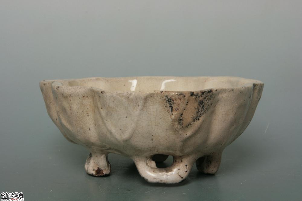 清末潮州窑白釉荷叶形水仙盆