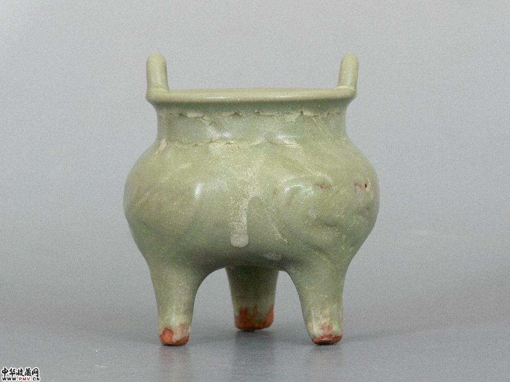 元龙泉窑青釉刻花双系三足炉