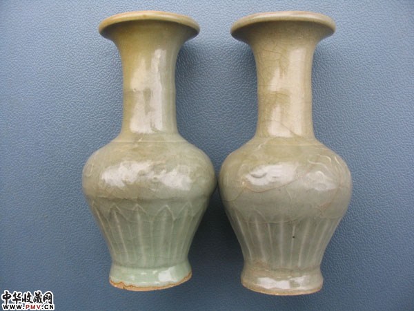 元中期.龙泉溪口窑花觚一对