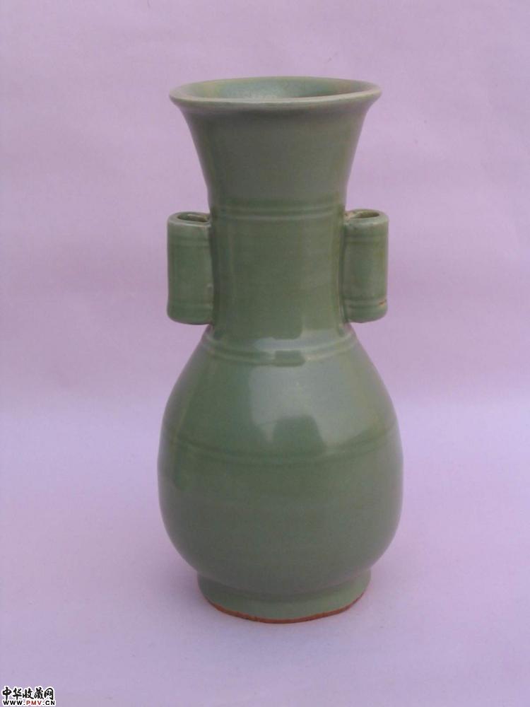 南宋龙泉窑贯耳瓶