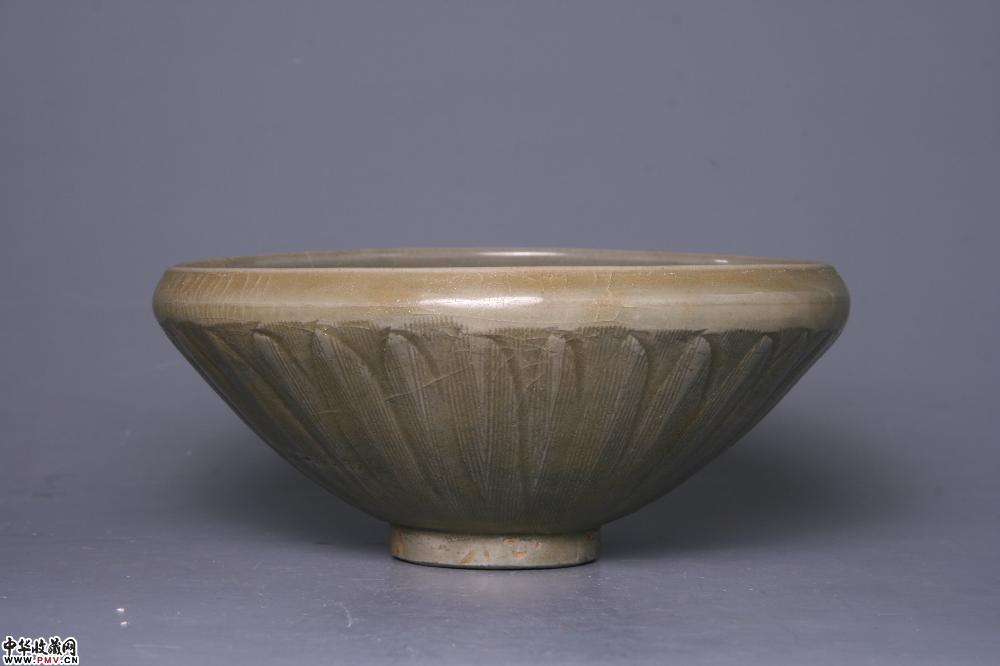北宋龙泉窑青釉刻菊瓣束口园洗