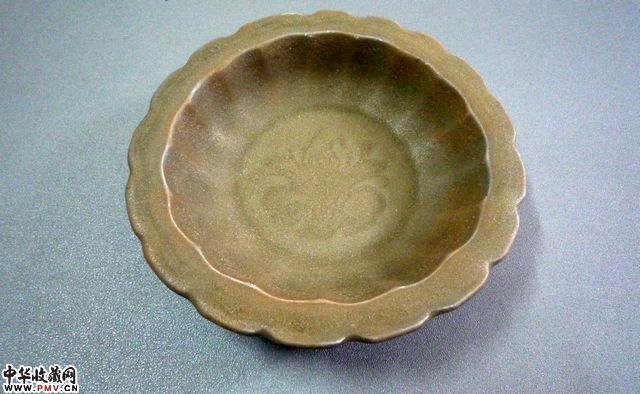 元龙泉蜜腊釉花口碟