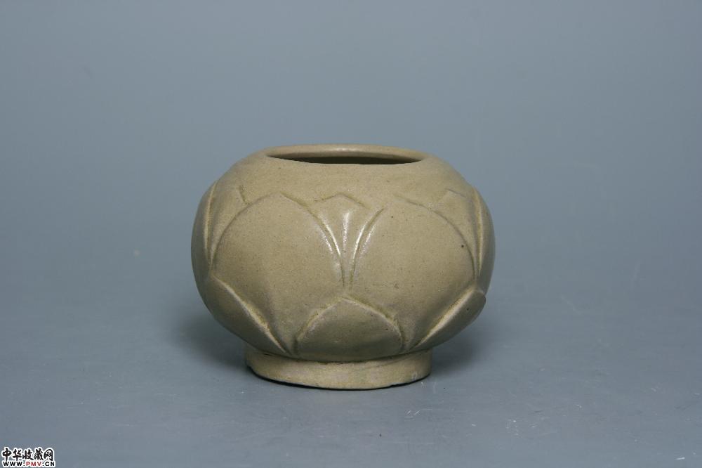 北宋越窑青釉刻莲瓣纹水丞