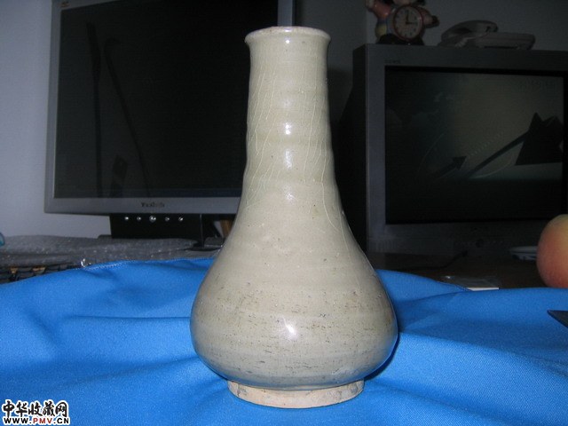 南宋青釉旋纹胆瓶