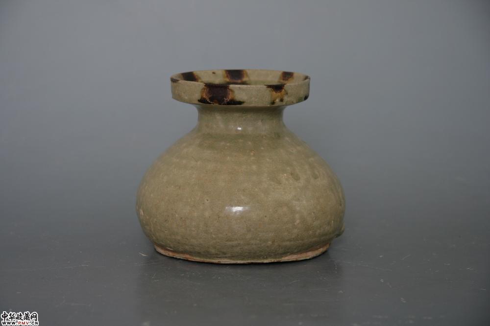 晋青釉点褐彩盘口唾壶