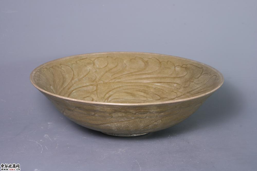 北宋龙泉窑青釉刻花花卉纹敞口大碗