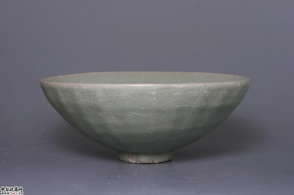 南宋龙泉窑粉青釉菊瓣大碗