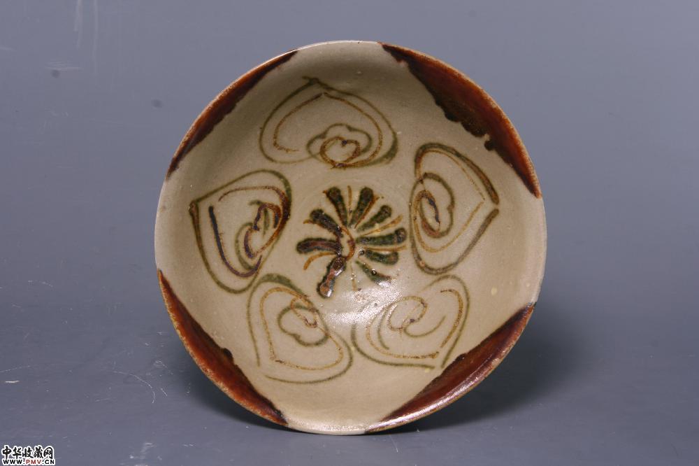 唐长沙窑青釉彩绘莲花纹碗