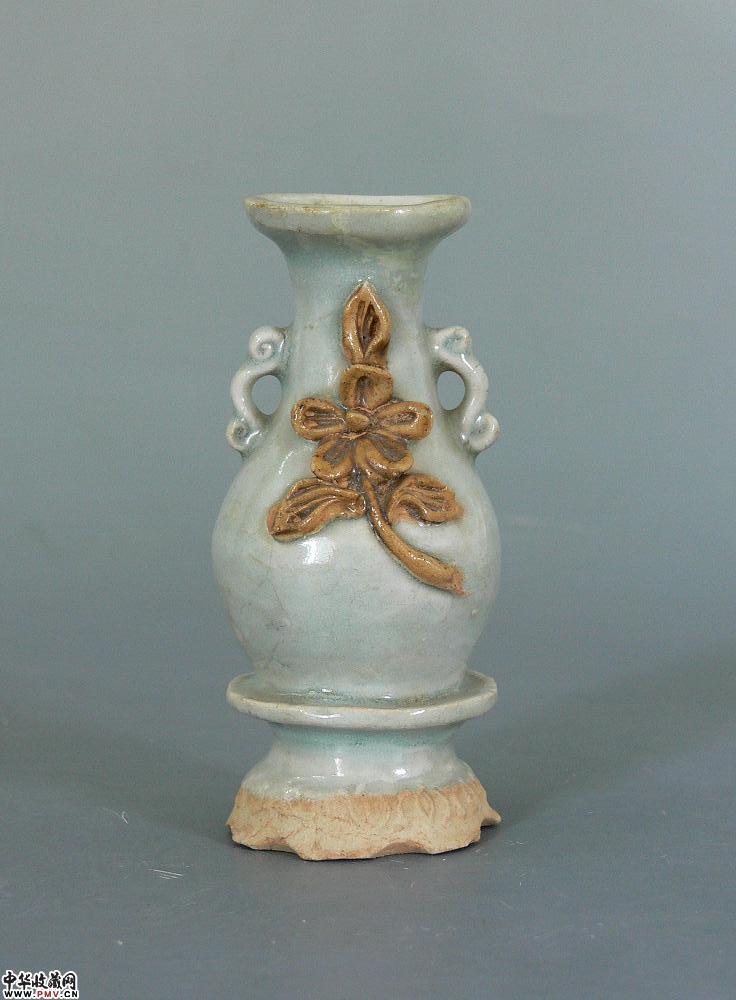 元　景德镇窑影青釉贴褐彩花卉纹双耳瓶