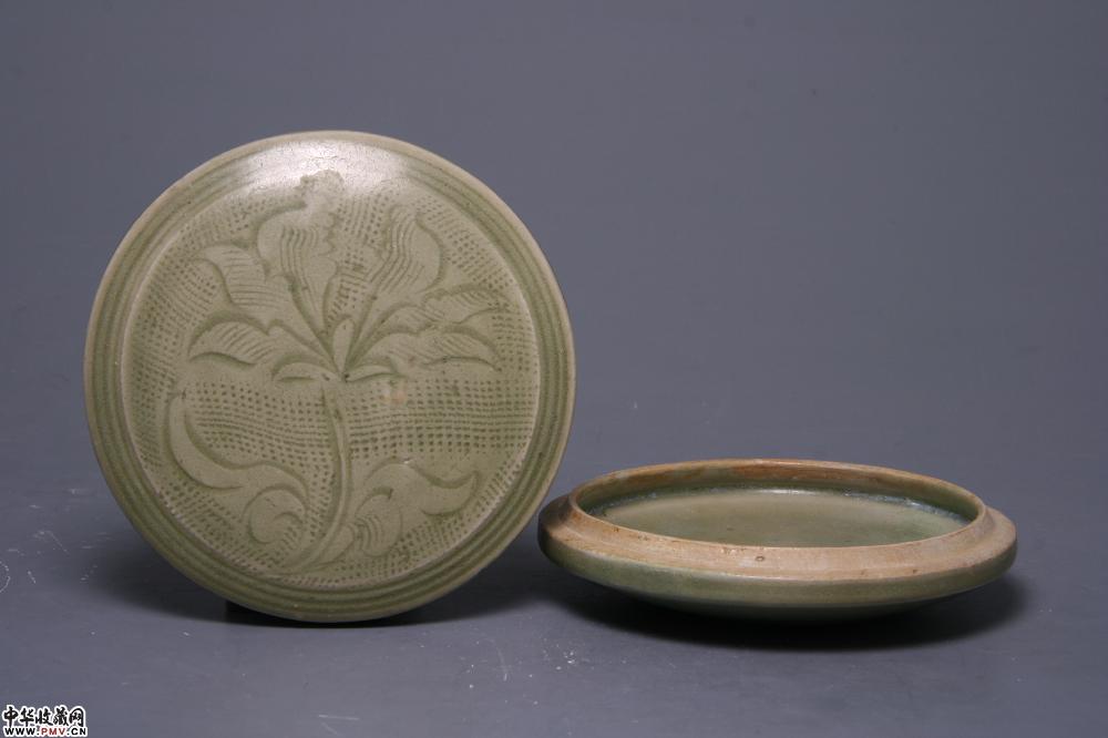 北宋龙泉窑青釉刻花花卉纹粉盒