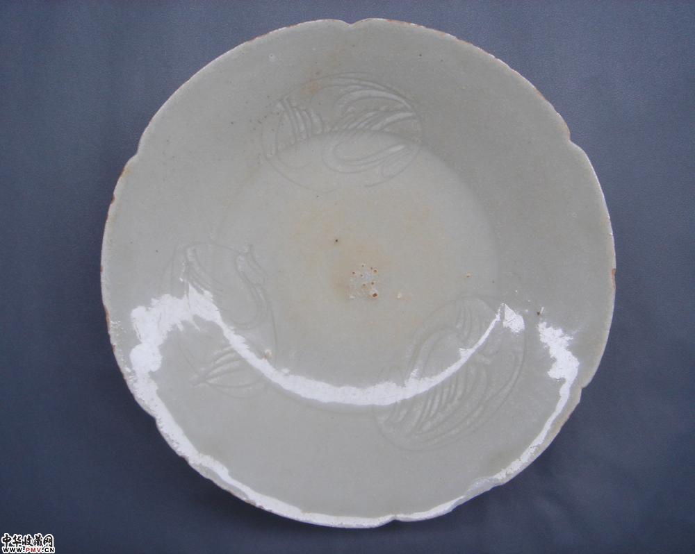 北宋湖田窑青白釉刻花三凤文葵口折腰盘