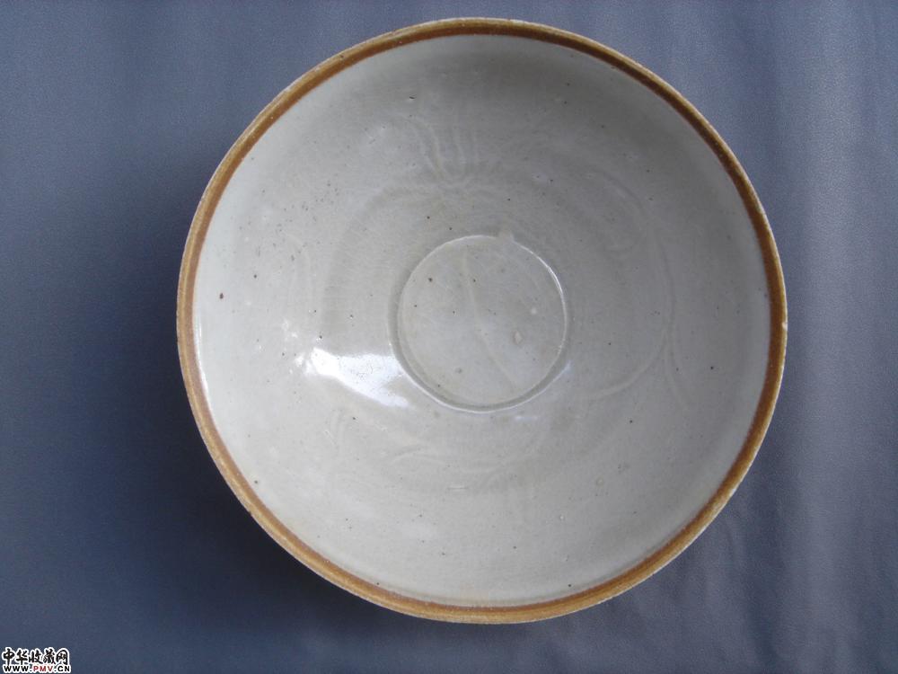 南宋刻荷花莲瓣纹碗