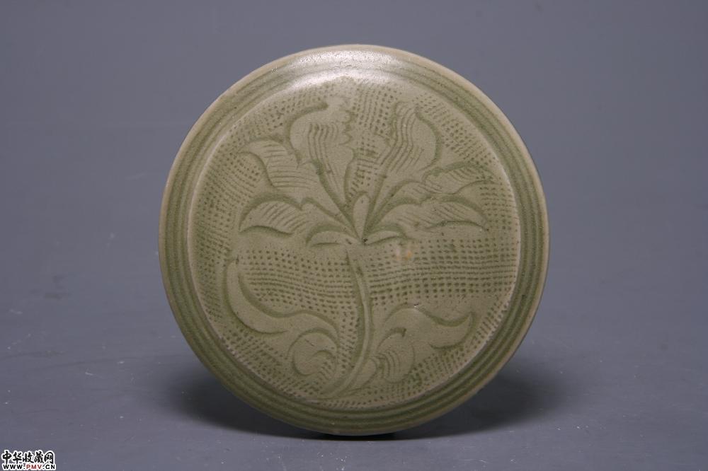 北宋龙泉窑青釉刻花花卉纹粉盒