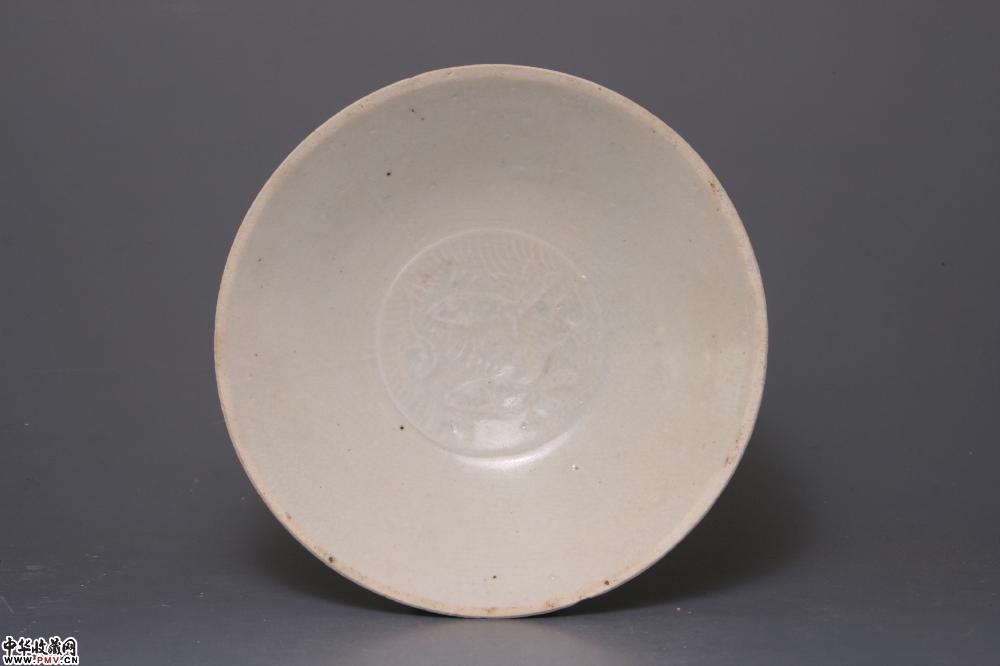 南宋南丰窑青白釉印花双鱼纹出筋芒口浅碗