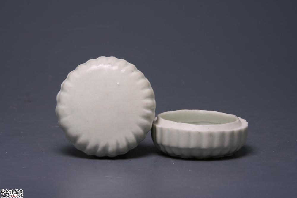 南宋湖田窑青白釉瓜棱印盒