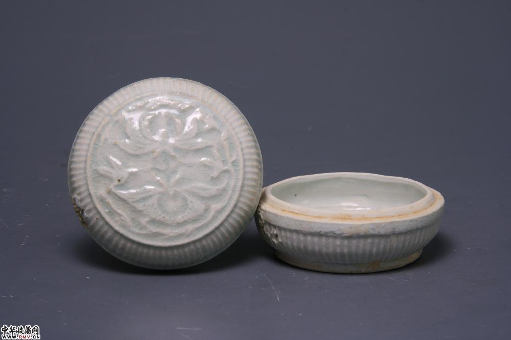 南宋景德镇窑青白釉印花粉盒