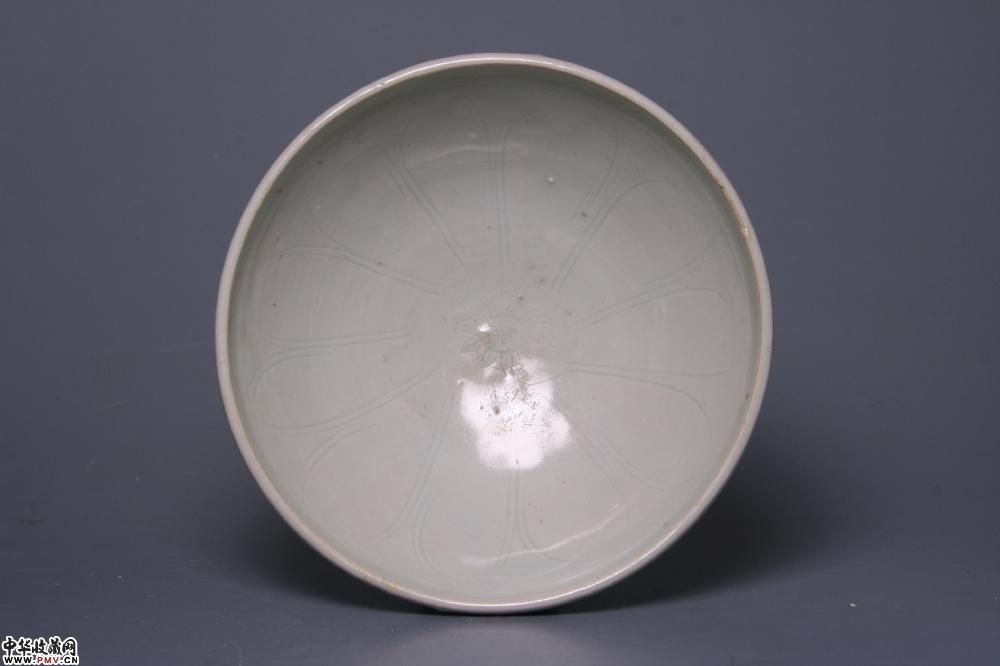 元景德镇窑青白釉刻花荷花纹“寿”字碗
