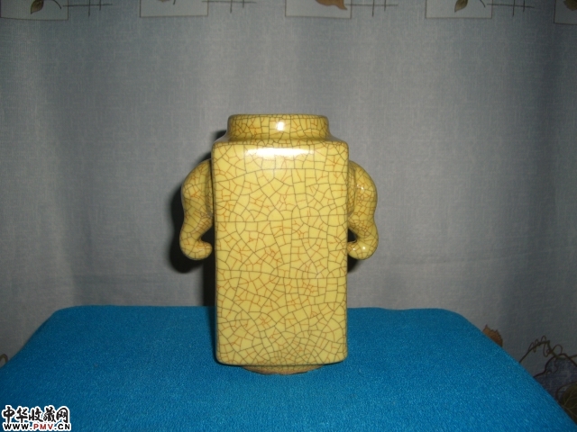 宋.哥窑米黄釉琮式瓶 宋.哥窑米黄釉琮式瓶