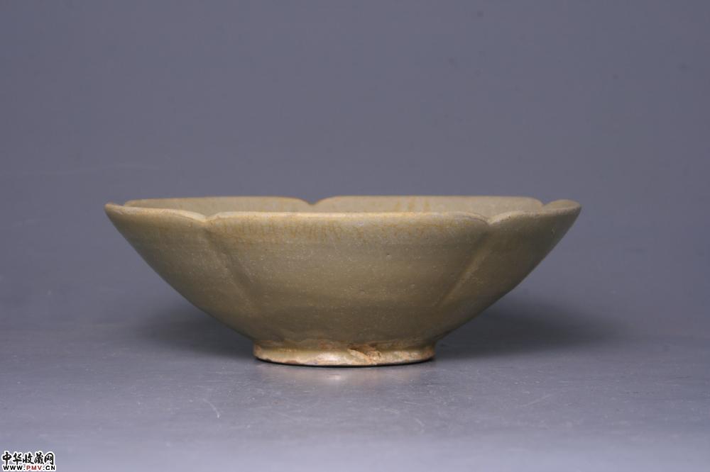 五代越窑系青釉葵口碗