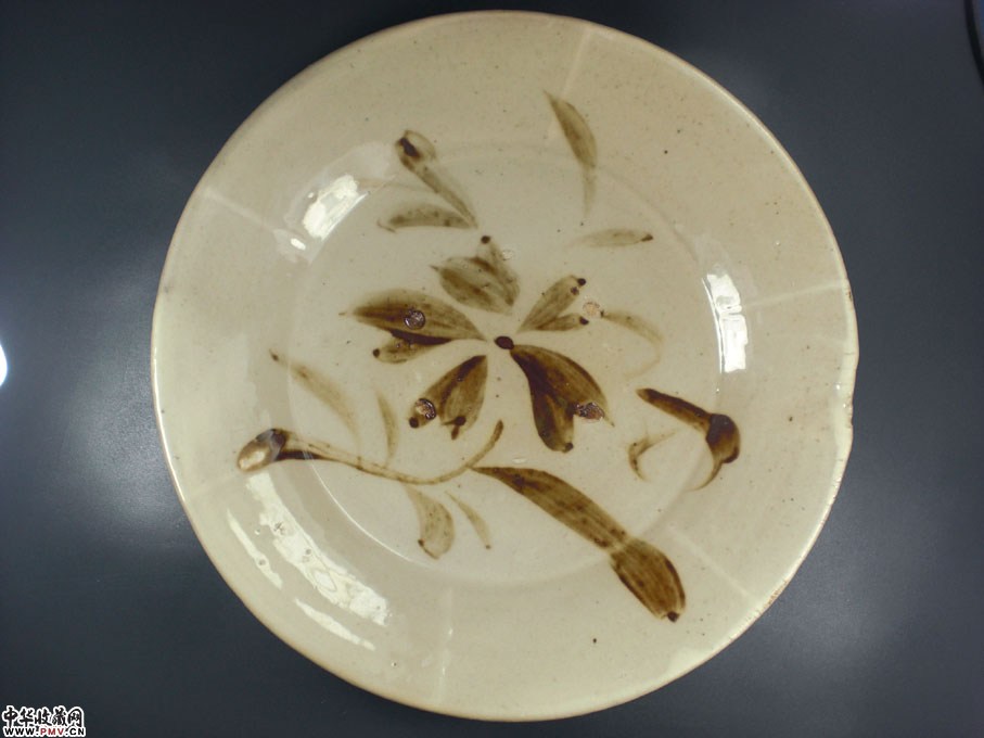 宋介休窑六出筋白底黑花盘