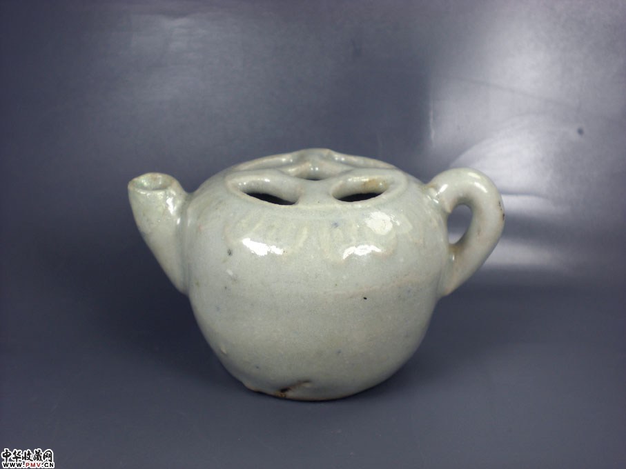 元卵白釉小印莲瓣钱纹口注壶