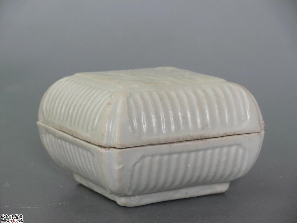 元德化窑白釉印菊花纹方形粉盒