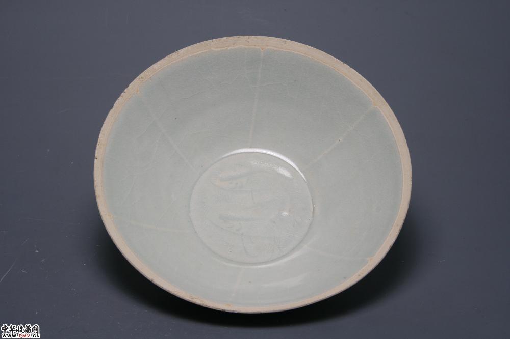 南宋景德镇窑青白釉出筋刻双鱼纹芒口碗