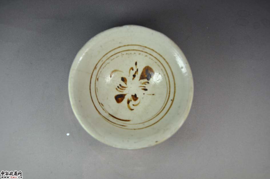 元磁洲窑白地褐彩花卉盏