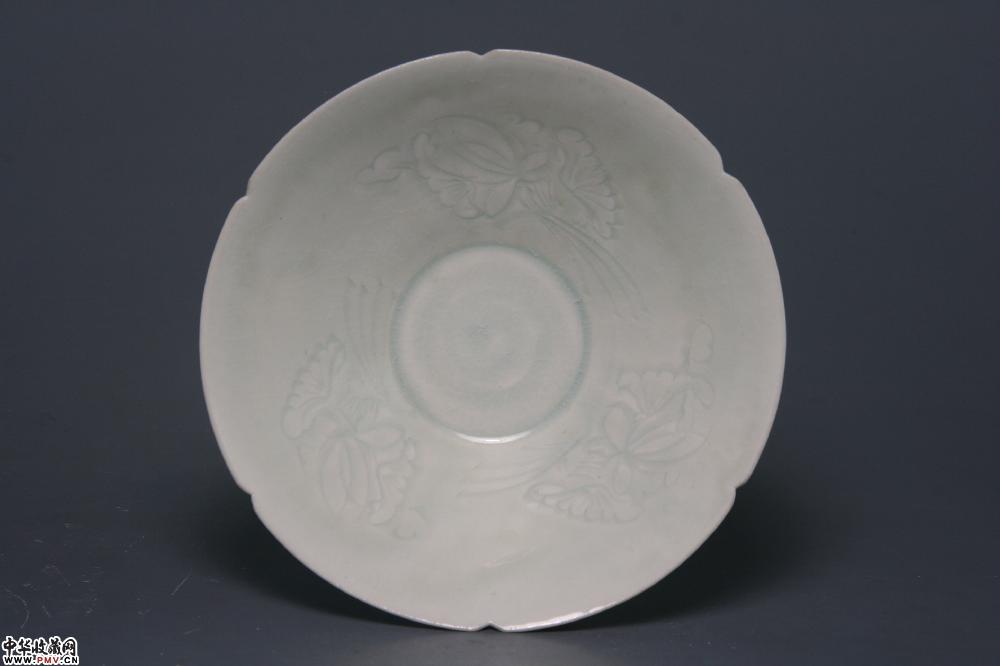 北宋湖田窑青白釉刻花葵口斗笠碗