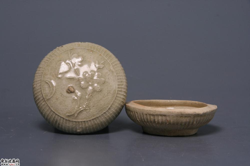 元南丰窑青白釉印花月影梅纹粉盒