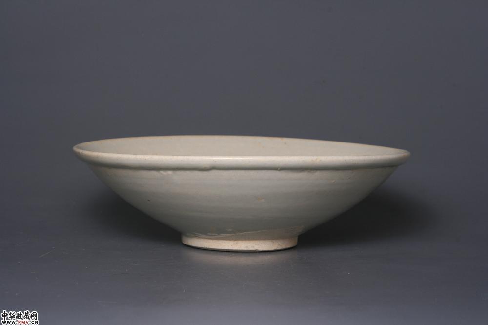 五代青白釉唇口碗