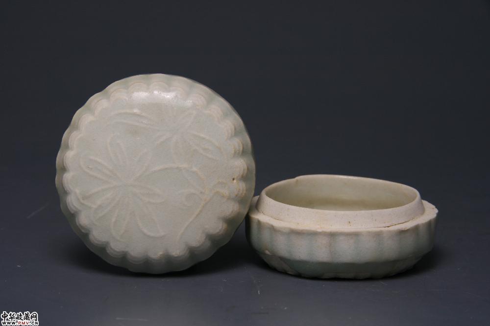 南宋湖田窑青白釉印花瓜楞粉盒