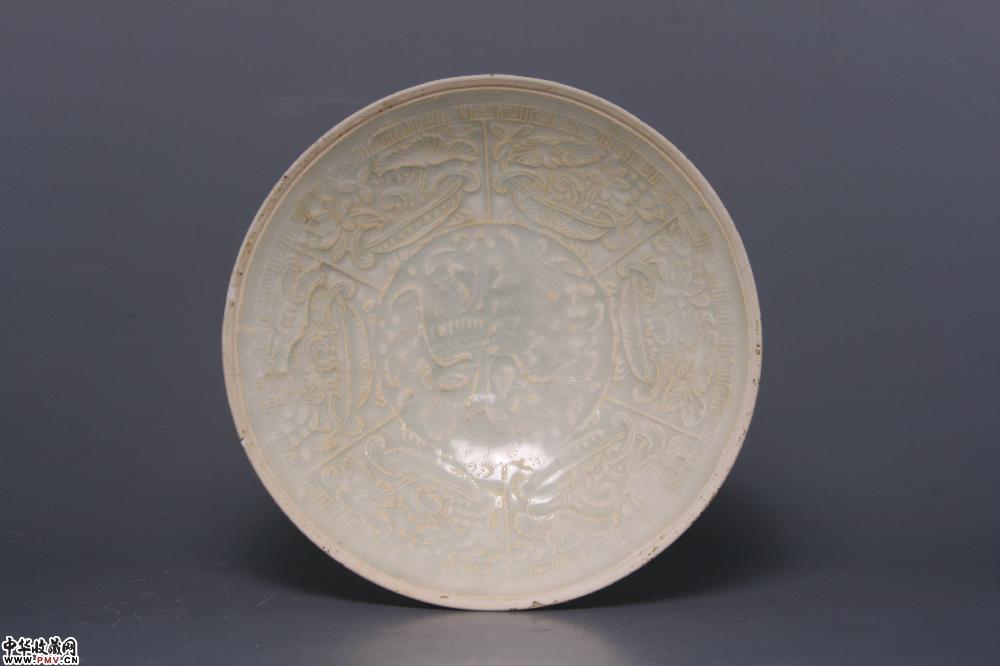 南宋湖田窑青白釉印花开光花篮纹芒口盘